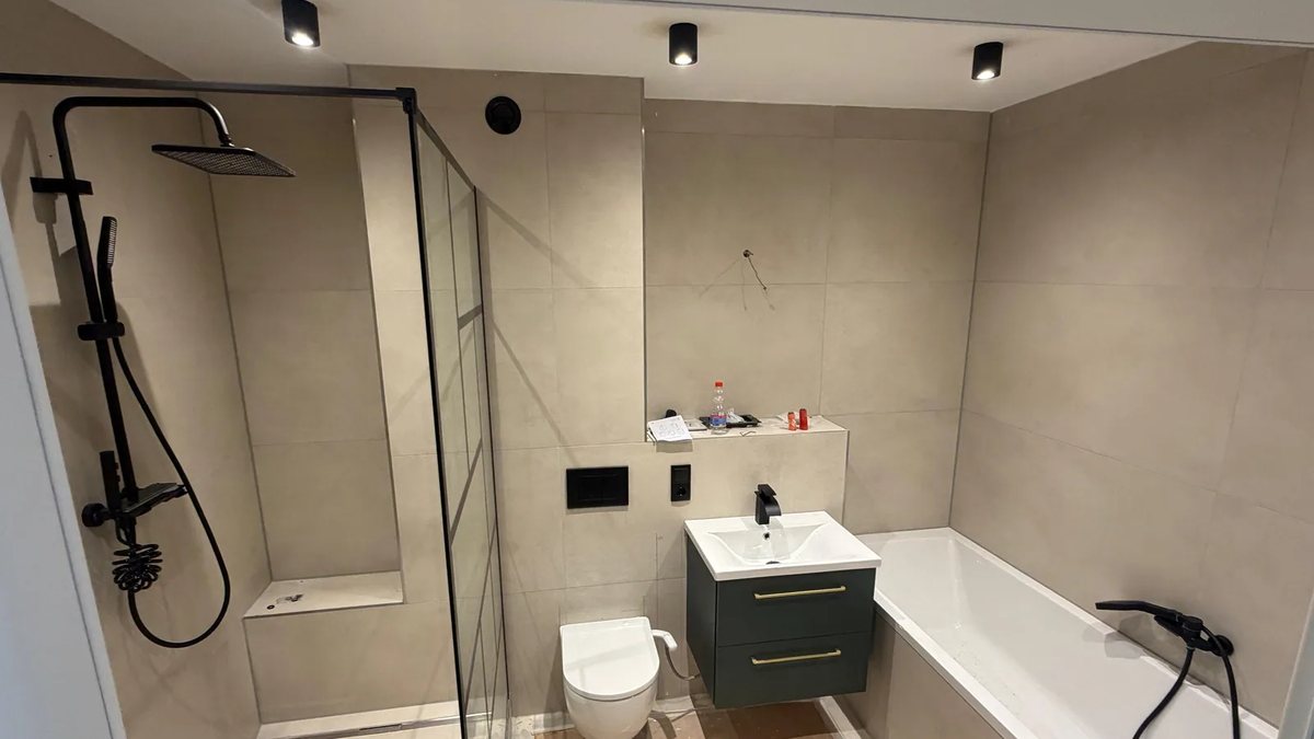Fertig saniertes Bad mit Badewanne und Regendusche