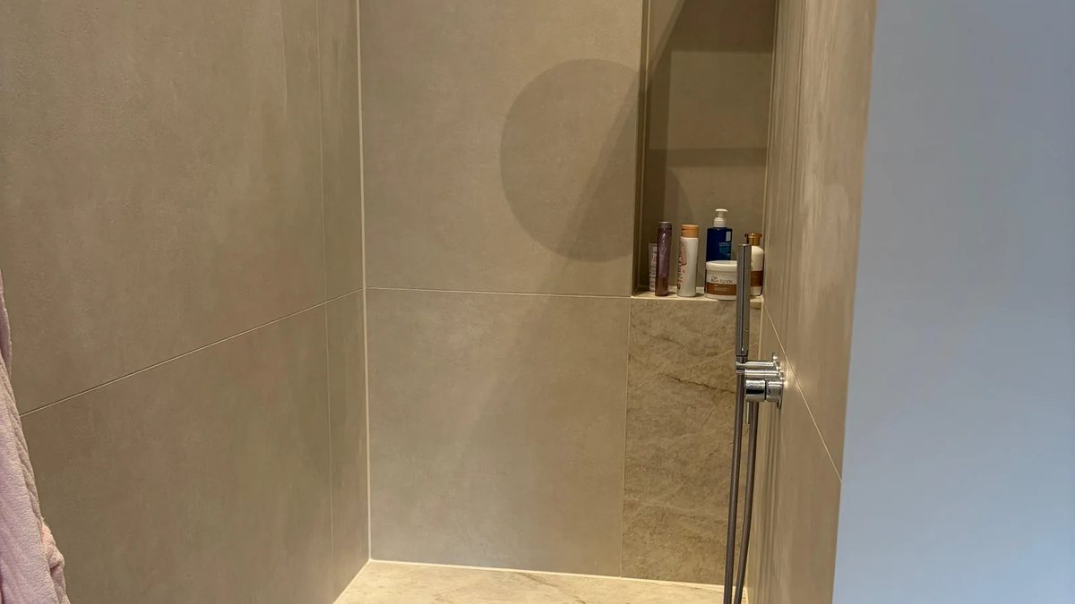 Bodengleiche Dusche mit Sitzbank – Grundlage für ein barrierefreies Bad