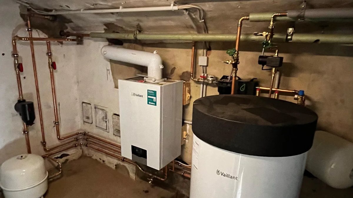 Heizungsanlage im Keller mit Ausdehnungsgefäß und Manometer