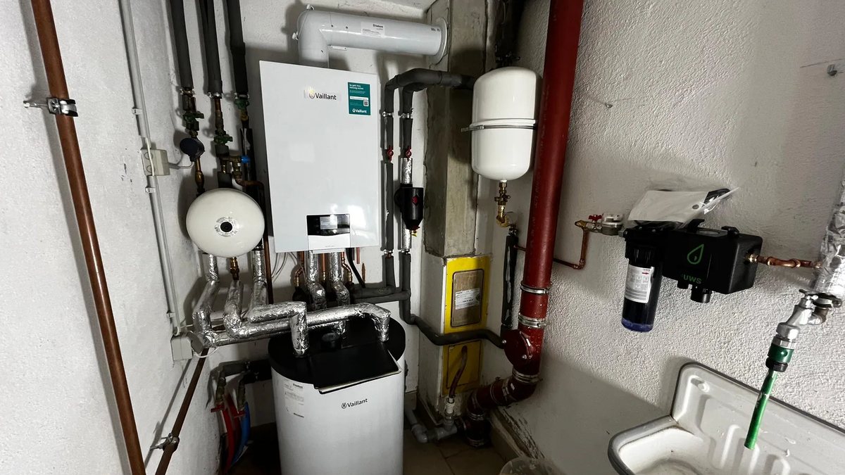 Geförderter Heizungstausch: neue Therme mit sauber verlegter Kupferverrohrung