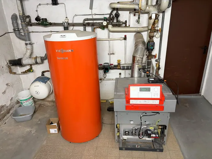Alter Ölkessel mit Warmwasserspeicher vor der Modernisierung