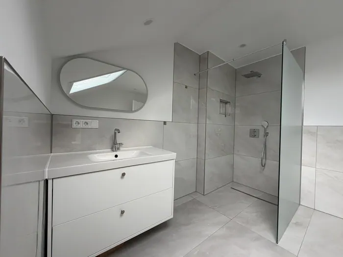 Helles Bad mit Dachfenster, bodengleicher Dusche und Regendusche