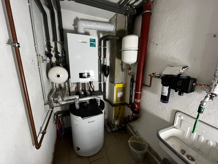 Gasbrennwerttherme mit Warmwasserspeicher und sauber verlegter Kupferverrohrung