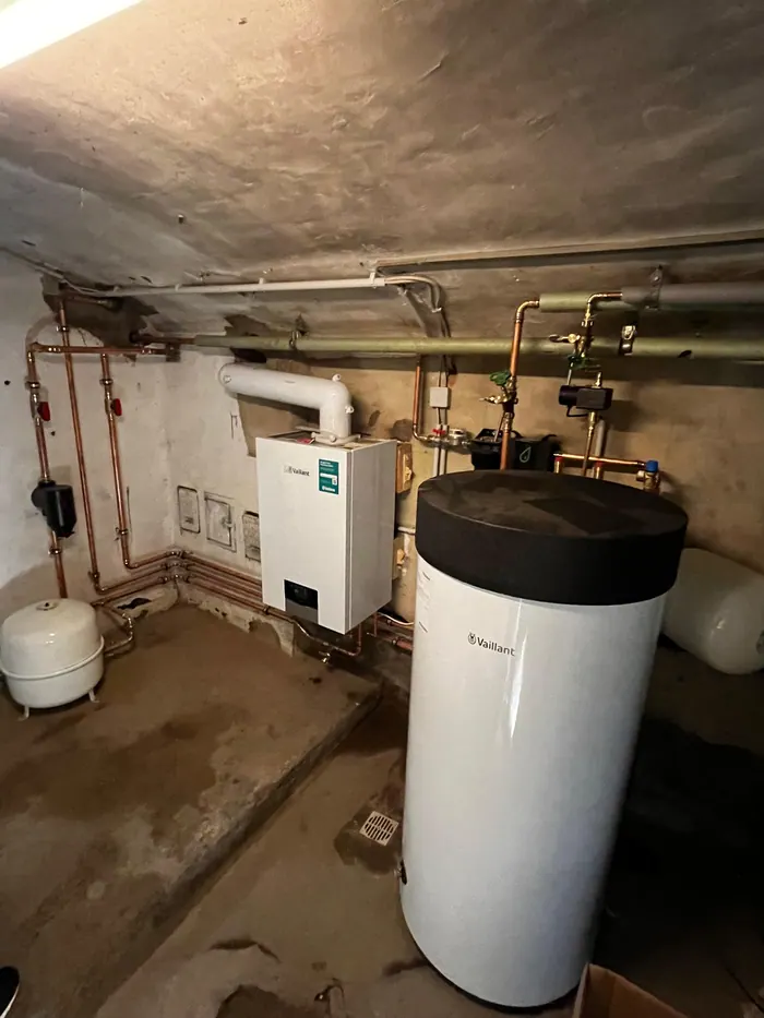 Neu installierte Heizungsanlage mit Speicher im Kellerraum