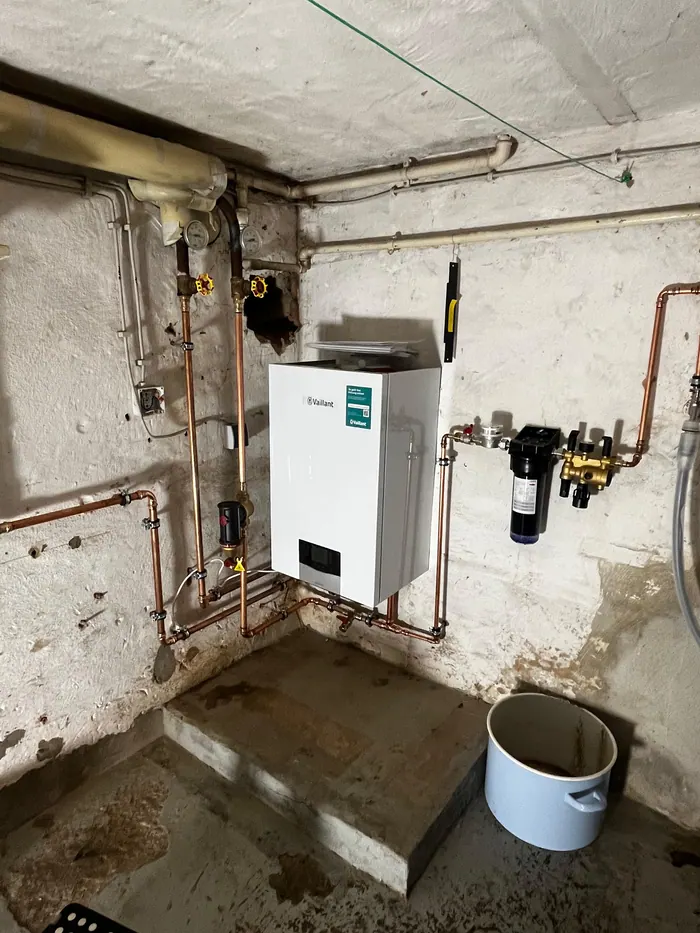 Wandtherme mit Filteranlage und Absperrarmaturen