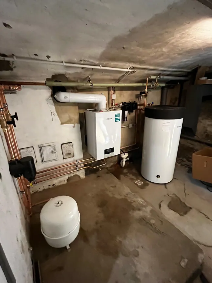 Neue Gastherme mit Standspeicher im Keller, an den alten Kaminzug angeschlossen
