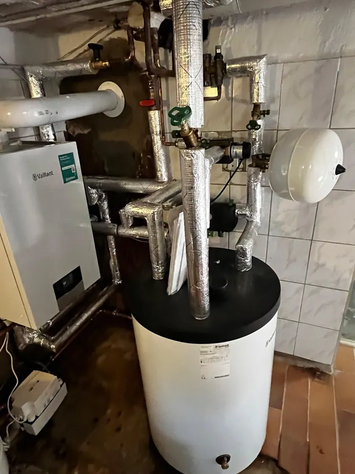 Wandtherme mit Warmwasserspeicher und Abgasführung