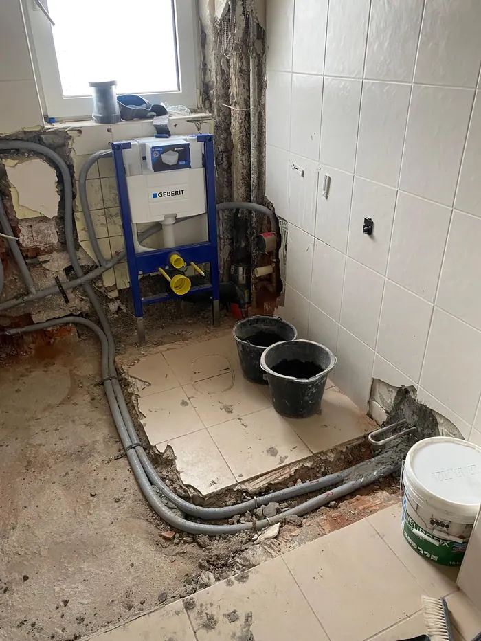 Rohinstallation im Bad mit Vorwandelement und neu verlegten Leitungen