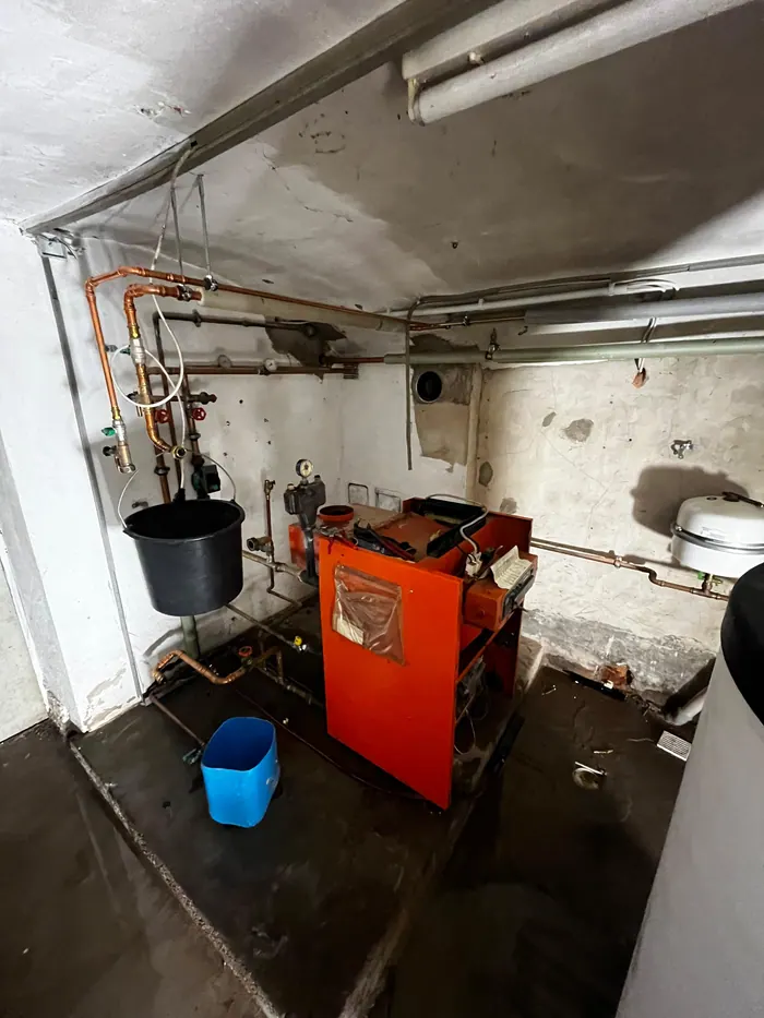 Alte Ölheizung im Keller vor dem Austausch
